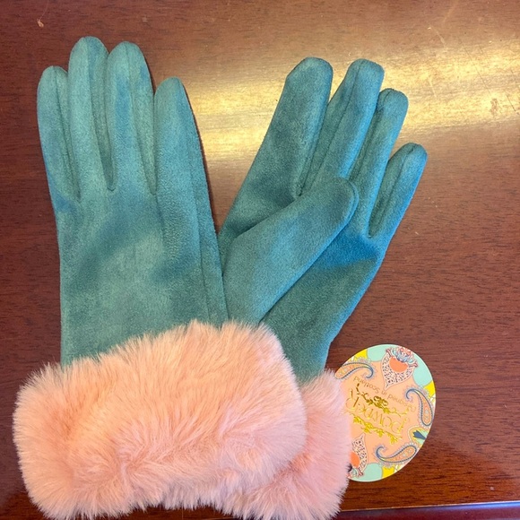 Powder Accessories - Powder, faux suede, and fur gloves